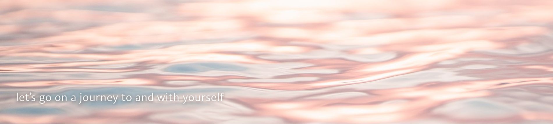 zachtroze blauw golvend water